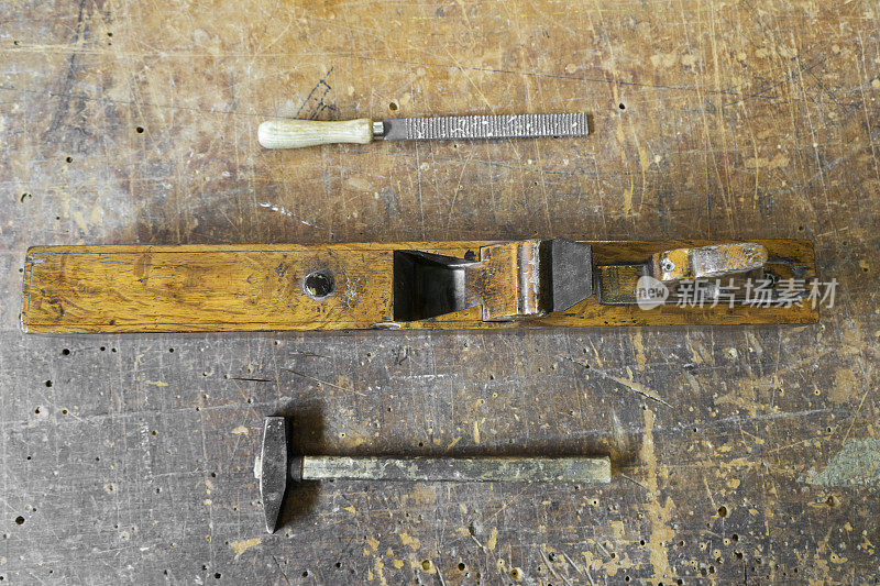 旧木工工具，刨子，锤子和锉刀