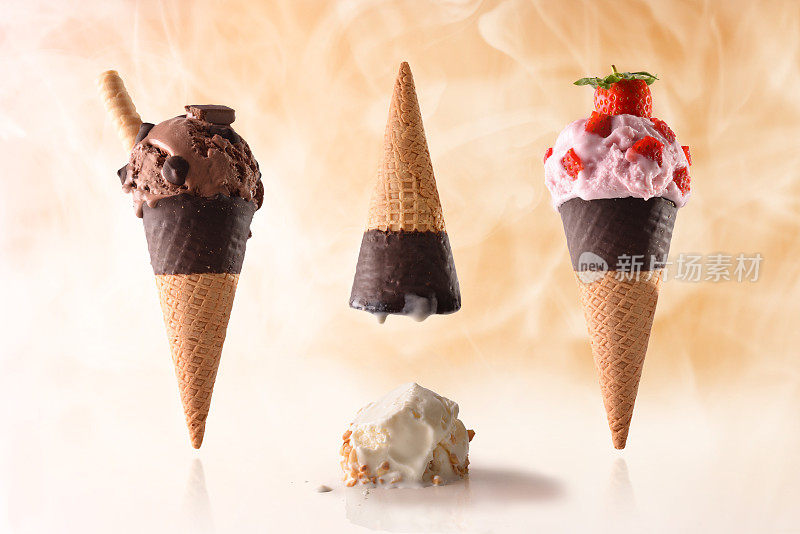 三个不同口味的冰淇淋甜筒，夏天的乐趣