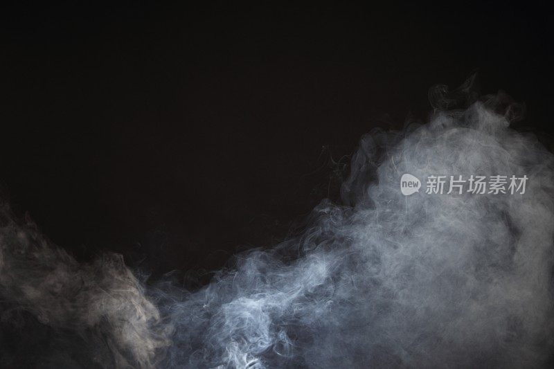 黑色背景上的白烟和雾，抽象的烟云