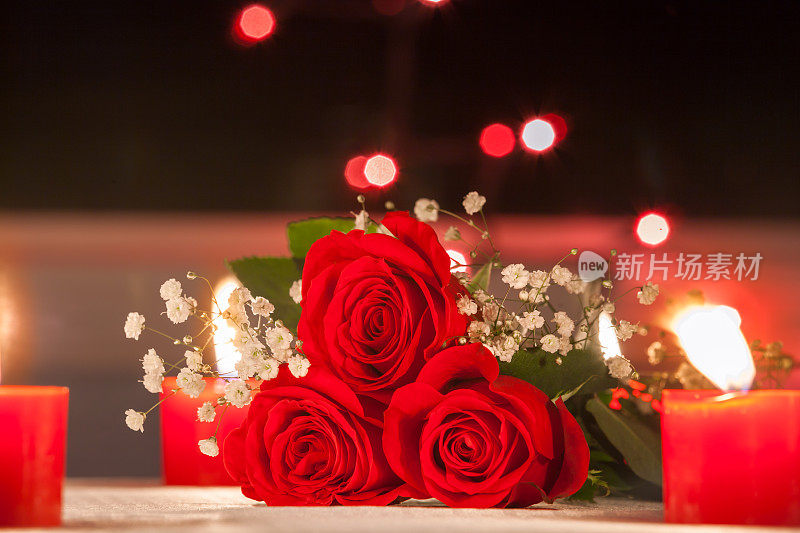 新鲜的玫瑰在浪漫的晚餐设置