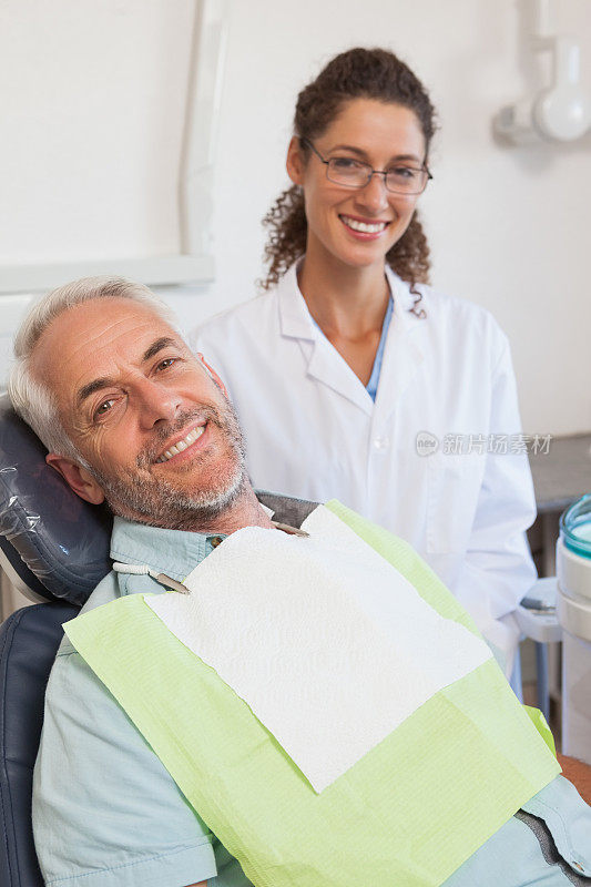 病人和牙医对着镜头微笑