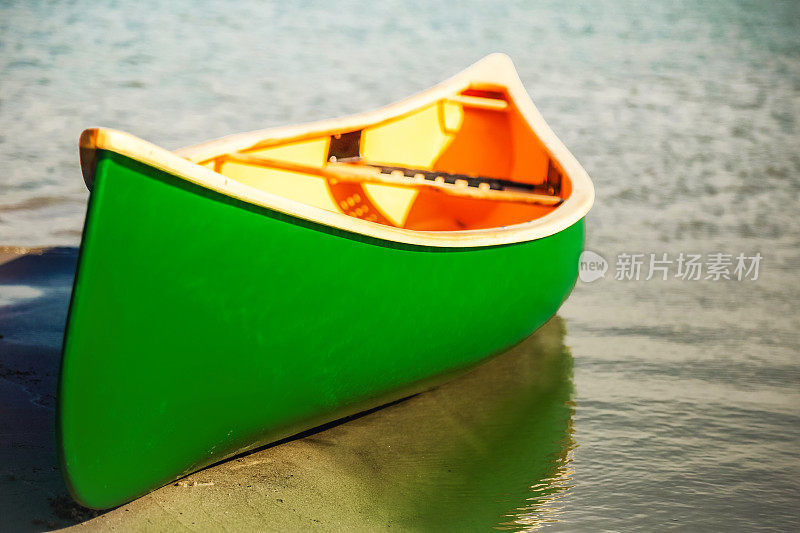 多瑙河沙洲上的独木舟