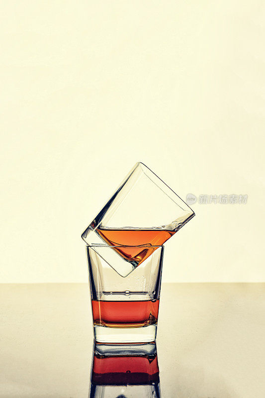 威士忌，朗姆酒或干邑白兰地两杯放在桌上沉思。概念:豪华酒精。