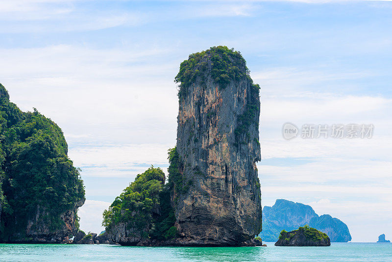 岩石，大海和蓝天在一个晴朗的日子，泰国，甲米度假胜地