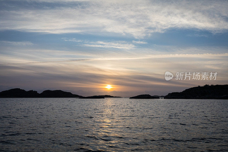 太阳正在挪威克里斯蒂安岛的群岛上落下
