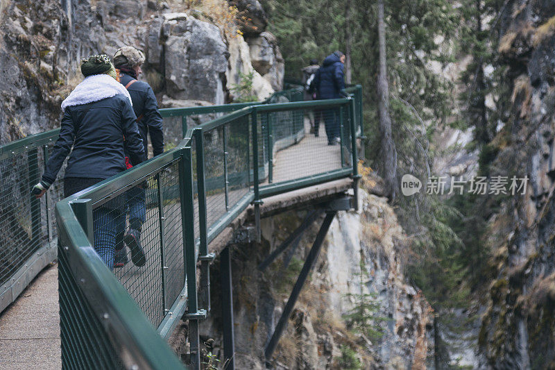 在加拿大落基山脉徒步旅行的成熟夫妇