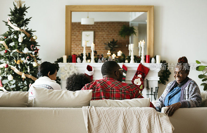 一个黑人家庭正在享受圣诞假期
