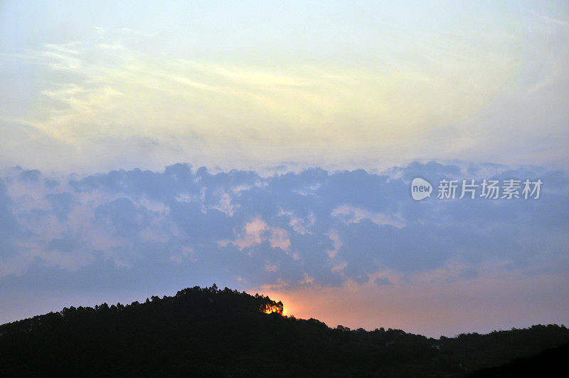 夕阳中的龙泉山