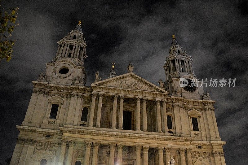 夜晚的圣保罗大教堂正面，伦敦，英国