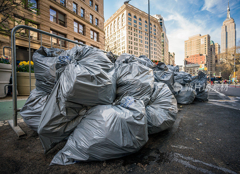 纽约市街道上堆放的垃圾袋等待收集