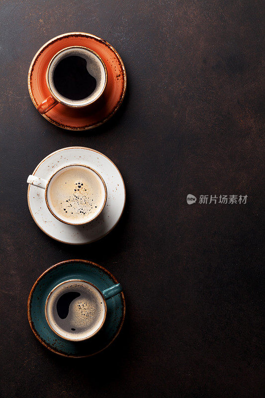 咖啡杯放在旧餐桌上