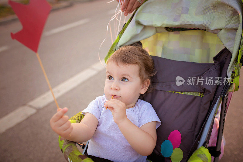 母亲推着婴儿车在城市步行区。