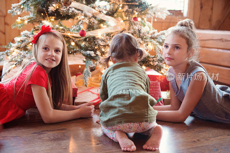 和家人围坐在圣诞树旁的节日季节