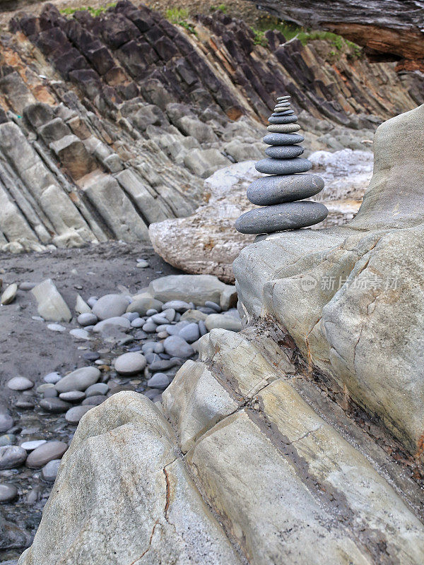 华盛顿鲁比海滩岩石上的凯恩石堆小径标记