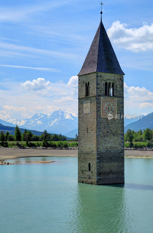 意大利Reschensee湖的水下教堂塔