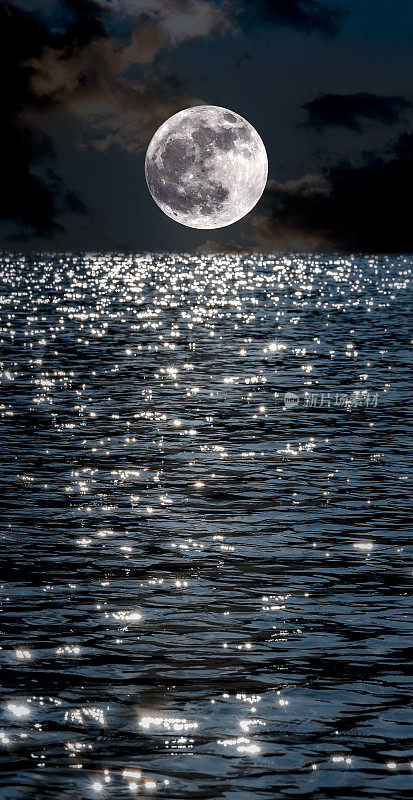 满月映水，夜云