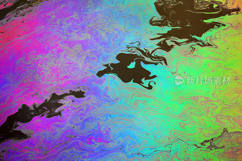 抽象彩色彩虹油浮在水上背景
