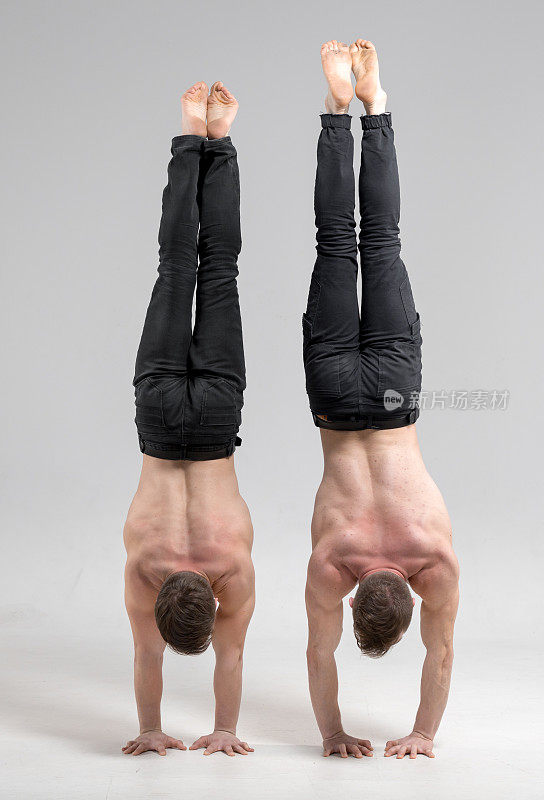 青年男子双人体操表演