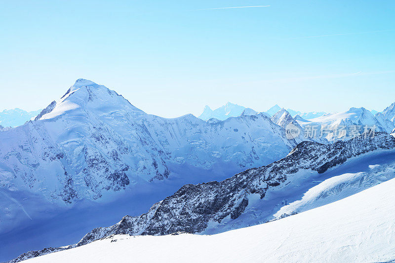 冬季瑞士阿尔卑斯山的山峰、山脊和阿莱奇冰川