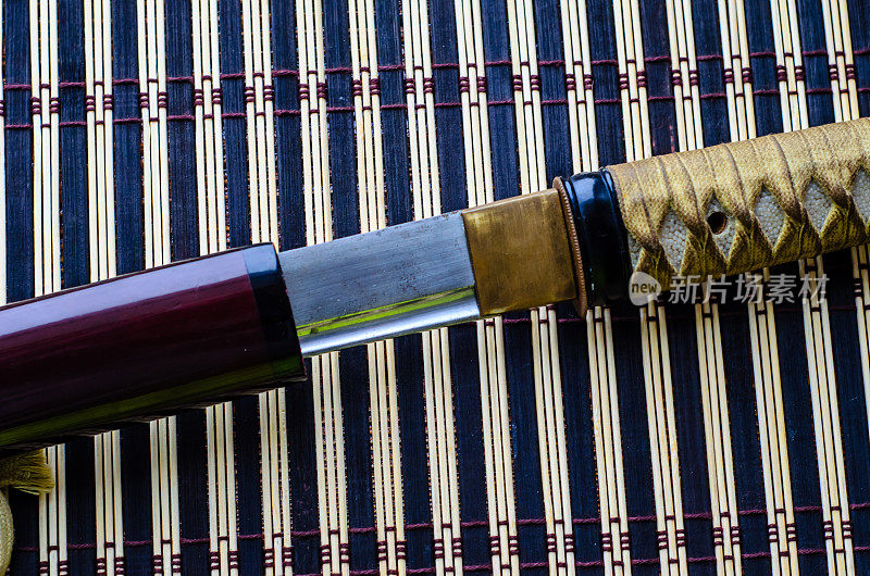 竹席上的日本武士刀