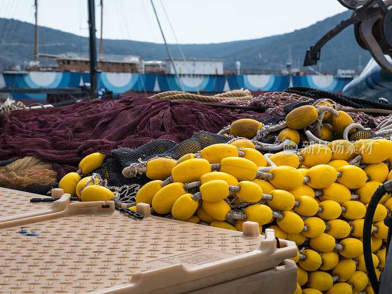 一个彩色渔网躺在船上的特写镜头