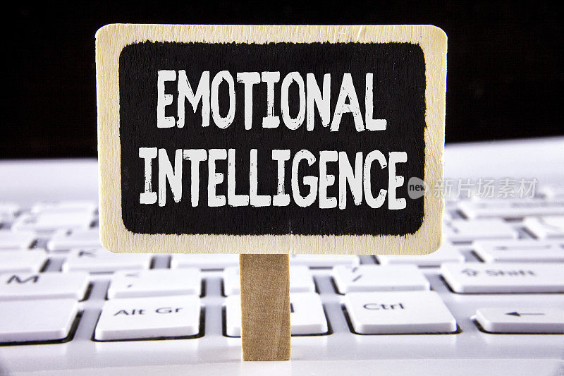 情绪智商。商业概念的能力，以控制和意识的个人情绪写在笔记本电脑的木制公告板上。