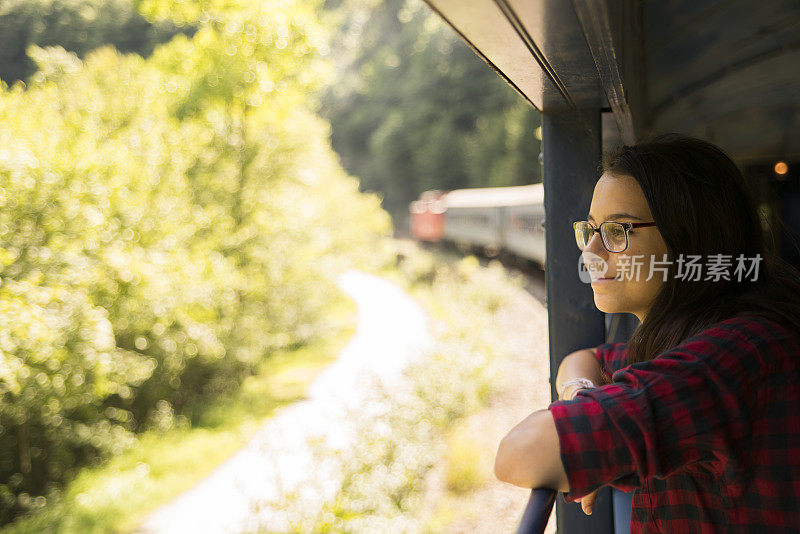 这位迷人的15岁少女喜欢乘坐火车穿越沿途的风景。