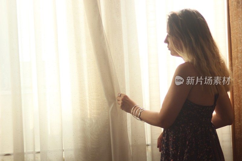 女人安排窗帘