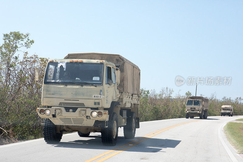 飓风“厄玛”过后，国民警卫队的卡车行驶在佛罗里达群岛的公路上