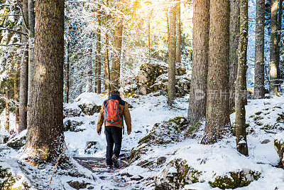 冬季阿尔卑斯山的高级登山家