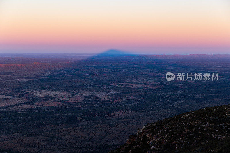 山的阴影在地平线上延伸到天空中