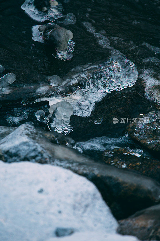 海滩上有冰和岩石。冰冻的背景