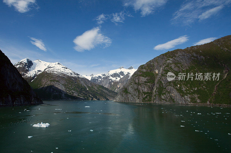 当游船穿过阿拉斯加的特蕾西海湾时，可以看到令人惊叹的山景