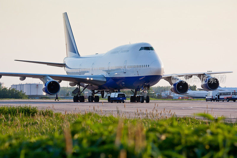 机场上的波音747。长途飞机。准备在跑道上起飞。商业航空客运。