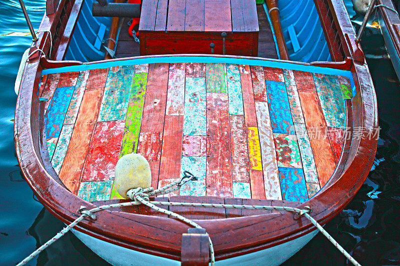 在“彩色”木船板上
