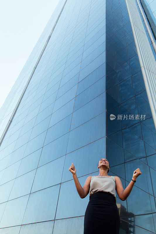 年轻的西班牙女商人兴奋地举起手臂