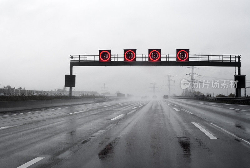 大雨在高速公路上——限速
