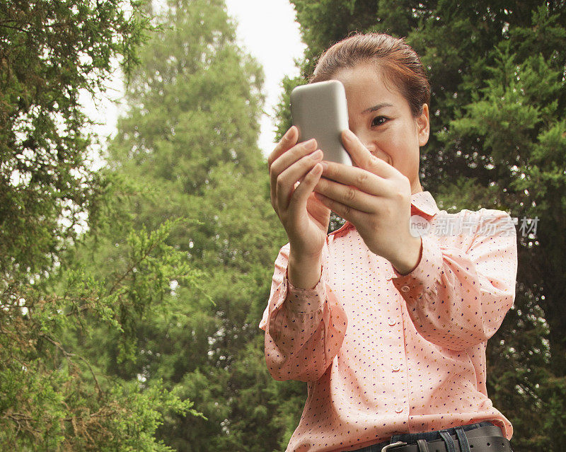 中国女人在用手机