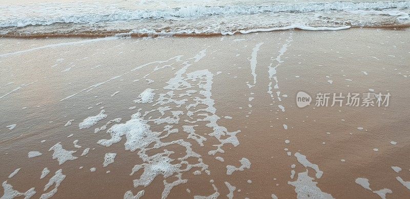 沙滩上的海水泡沫