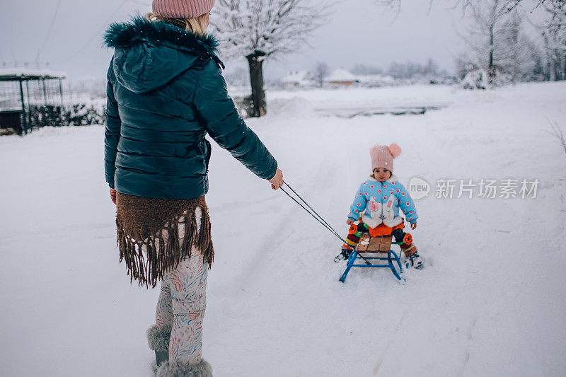 妈妈和宝宝享受雪橇之旅