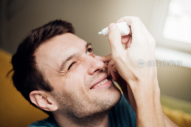 男人滴眼药水