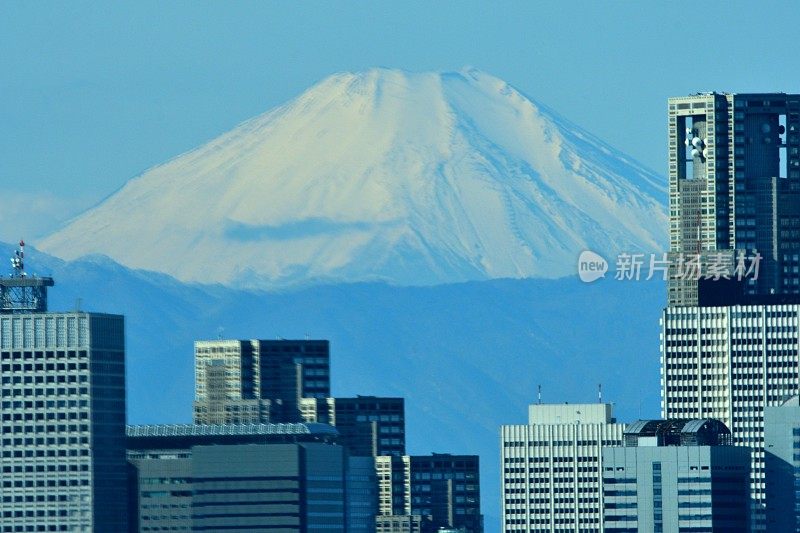 富士山和东京的天际线:白天和黑夜