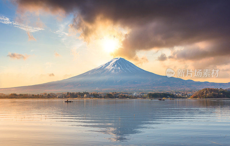 早晨的富士山和川口湖，秋季的富士山在山町。