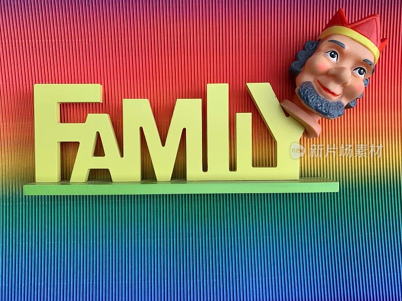家庭是国王-复古手指punch木偶和文字家庭在彩色的背景