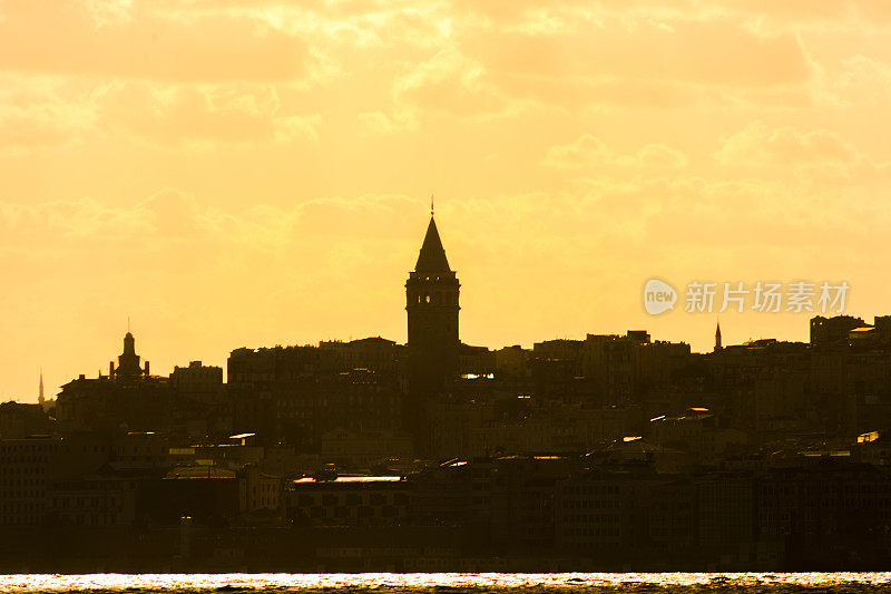 土耳其伊斯坦布尔博斯普鲁斯海峡旁的加拉塔塔