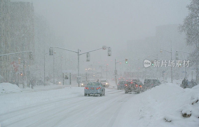 在暴风雪中开车