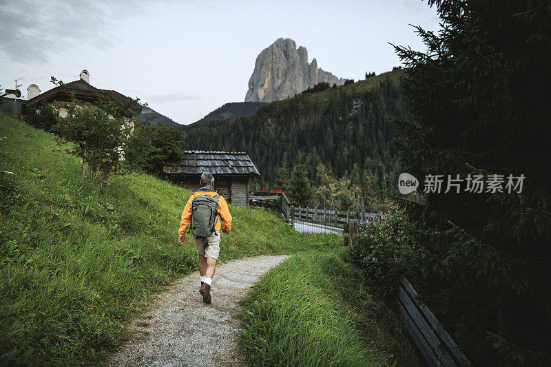 老人在山林中徒步旅行