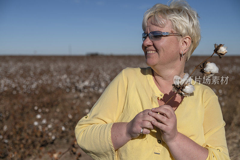 在德州的棉花地里，一个快乐的、身体乐观的成熟女人，一个游客