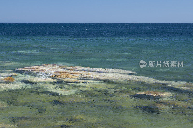 位于爱琴海的希腊岛屿的岩岸