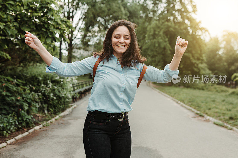 在中央公园旅行的年轻女子